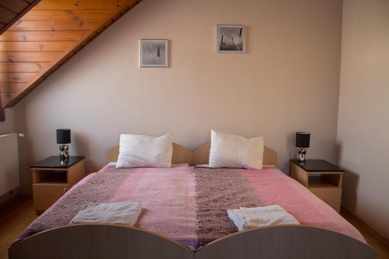 Gilde Panzio Bed & Breakfast Pilisvorosvar Exterior photo