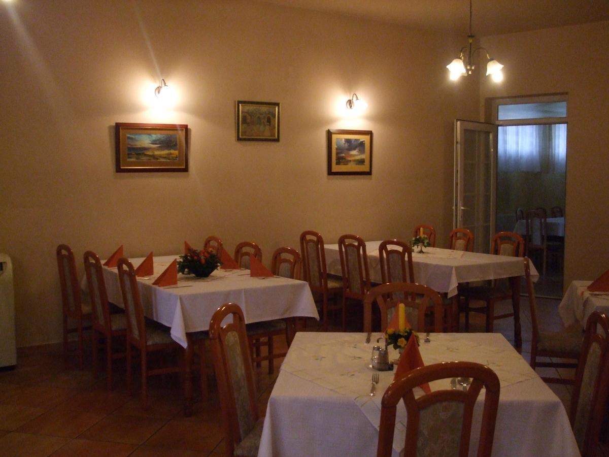 Gilde Panzio Bed & Breakfast Pilisvorosvar Exterior photo